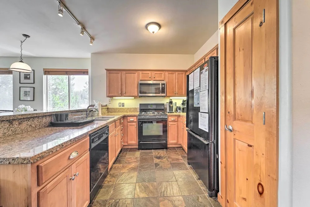 2 Mi to Donner Lake: Walkable Truckee Condo!