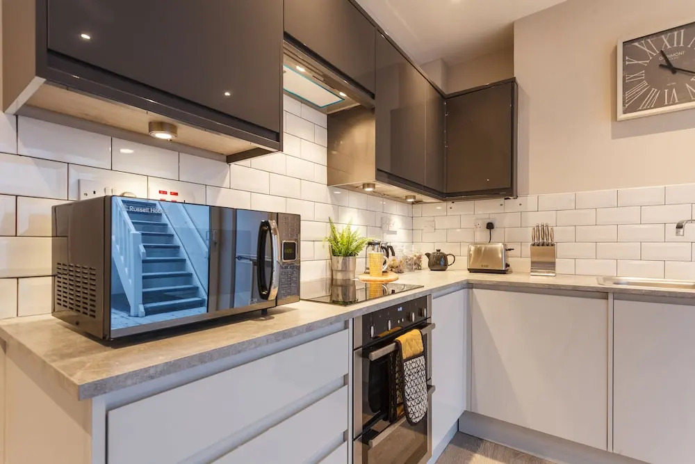 Stylish Town Centre House - 300Mbps, Parking & Sunny Decking