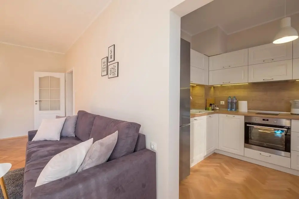 FM Deluxe 2-BDR Apartment with Balcony - Zaimov Park