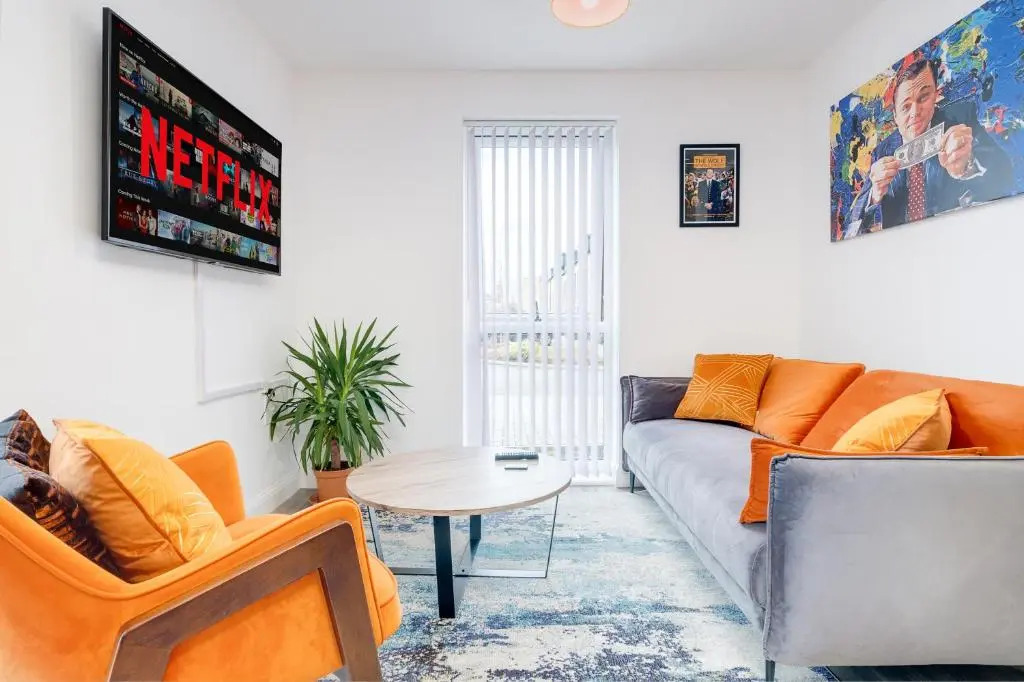 Luxury City Centre Stylish 2 Bed House ☆ FREE DRIVEWAY PARKING → With 55 Inch Smart TV, FREE NETFLIX & WIFI ✘ Comfy Seating Area - BY MAEVELA®