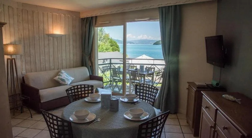 La Baie des Voiles 2 chambres 4 à 6 personnes au bord du lac plage privée