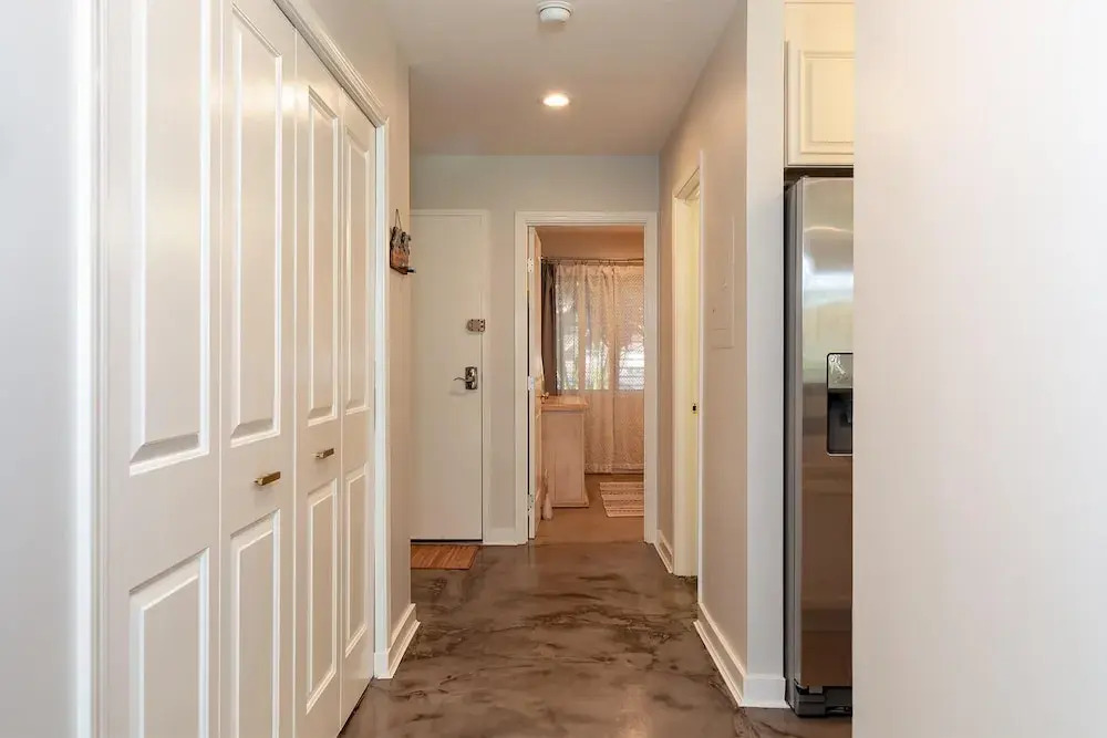 Kihei Garden Estates B-103 - Modern Design, Bright & Clean, Concrete Floors, AC!