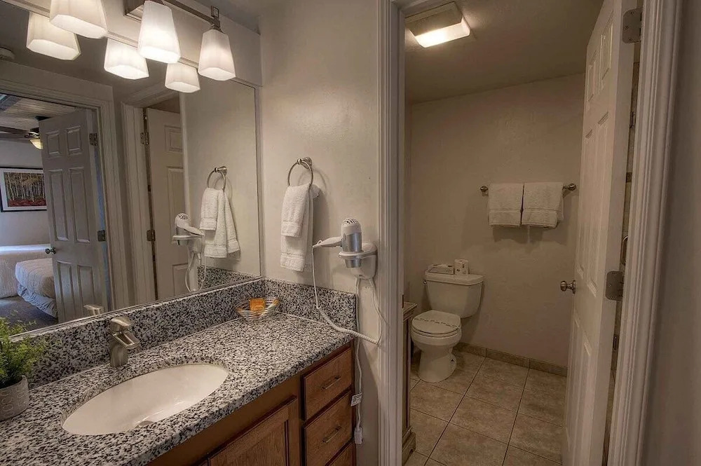 Sky Lake Splendor 5 Bedroom Condo by RedAwning
