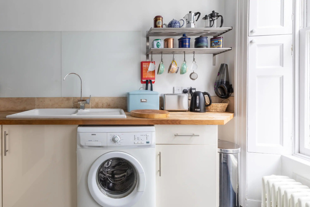 Spacious, Light-filled Period Apartment - Central Bath