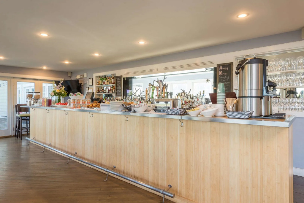 Breakwater Inn