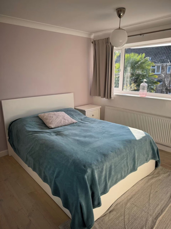 House - Sleeps 6 - Private Garden & Parking