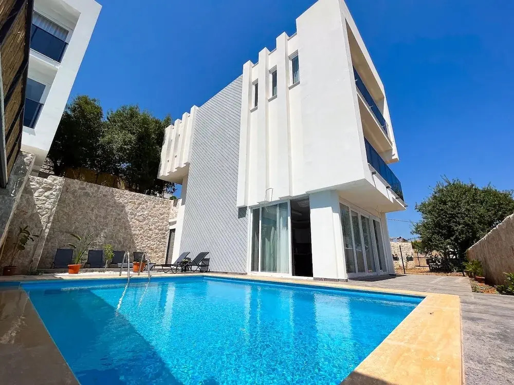 Villa With Private Pool Garden - All Rooms w AC
