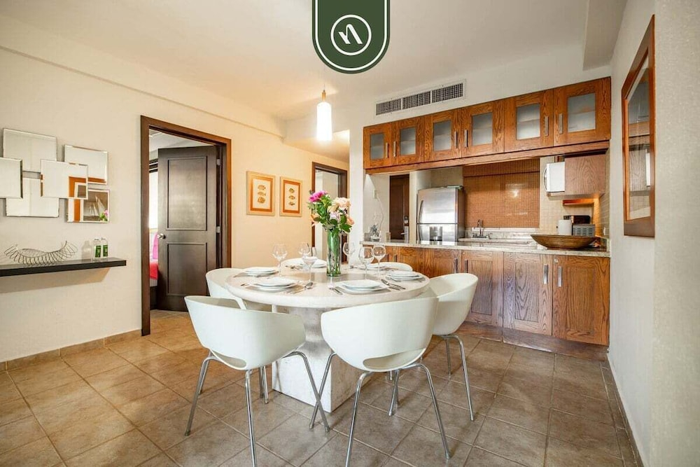 3BR Condo in the Krystal Grand Hotel - Beach
