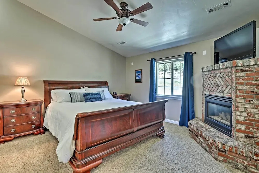 Hot Tub & Mtn Views: Peaceful Big Bear Home!