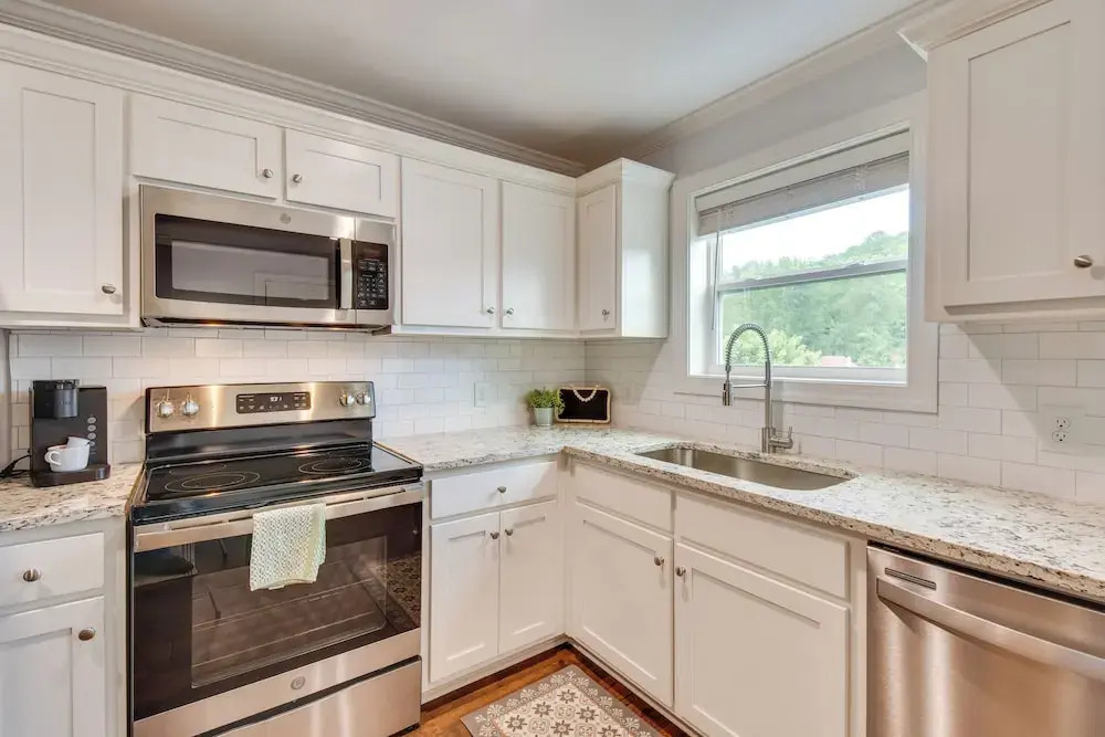 Steps to River + Shops: Downtown Helen Retreat!