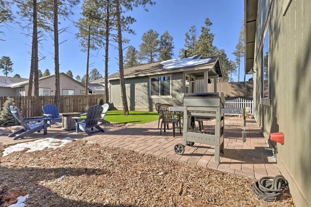 Flagstaff Family Hideaway w/ Guest House!