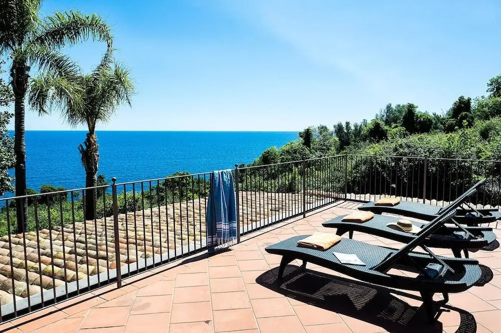 Villa La Timpa - antica e maestosa villa con jacuzzi privata con una meravigliosa vista sull'Etna e sul mare