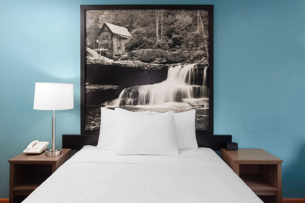 Super 8 by Wyndham McHenry Fox Lake Area