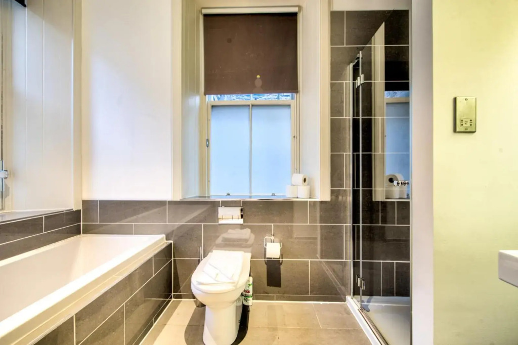 Sumptuous 2BR Apt Next To Edinburgh Castle!
