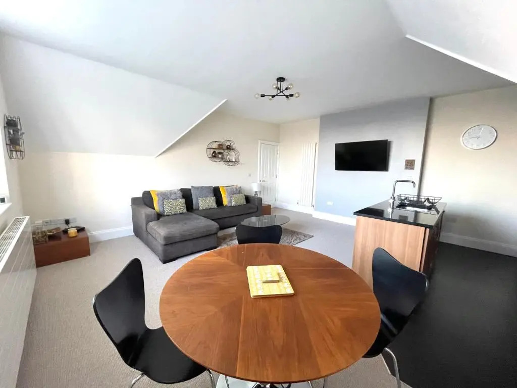 Regal Retreat Modern 2 bed apartment 400m from sea