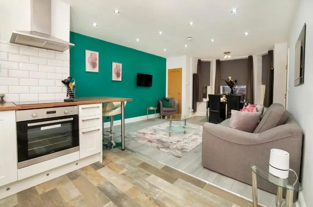 Apartment 1 the Keyes- Stylish & Spacious Apartment with Free Parking