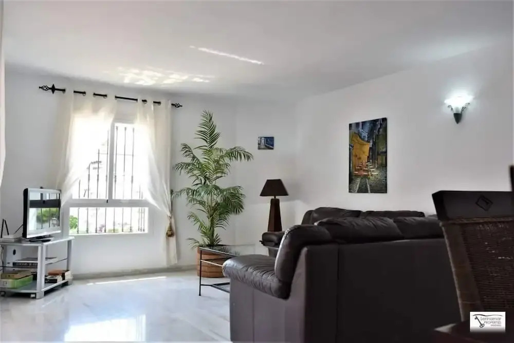 Bright 2 Bedroom First Floor F-4
