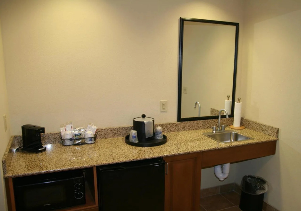 Hampton Inn & Suites Warren