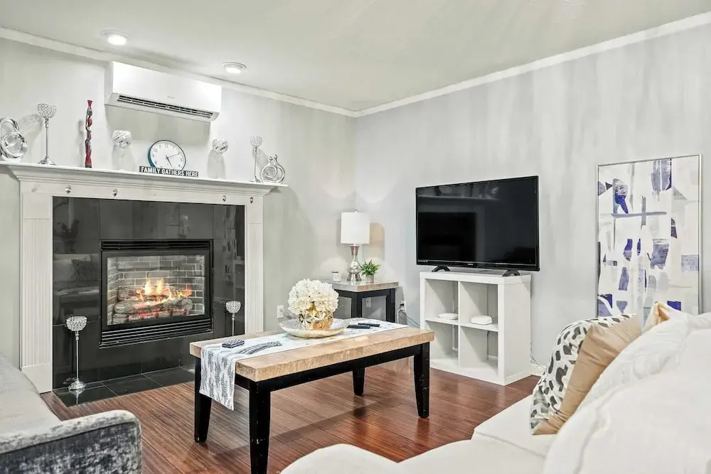 Birch Hollow by Avantstay Cozy Poconos Home w/ Fireplace, Soaking Tub & Kids Play Area