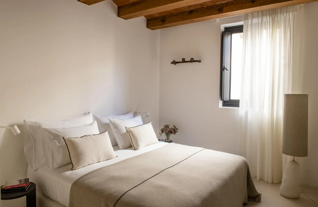 Distinguished apartment with 3 bedrooms, 3 bathrooms and a private terrace with sea views.