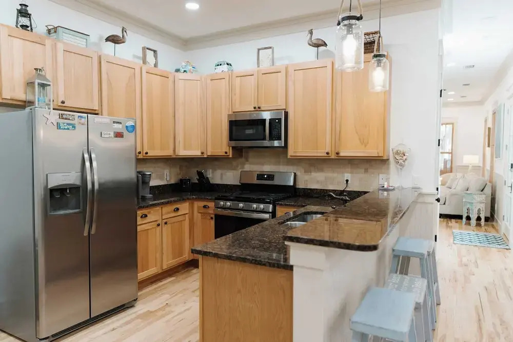 5 Mins to Beach, Shared Pool, Covered Deck, Bikes Heron Cottage by Avantstay