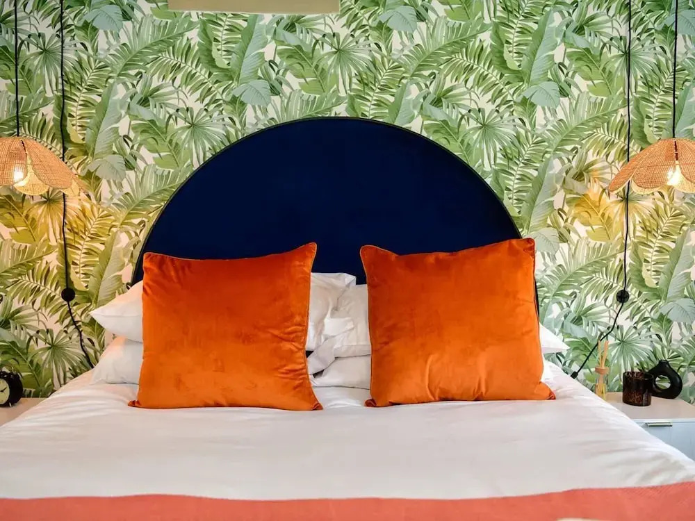 House - Sleeps up to 9 & Free Parking