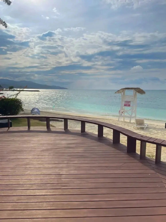 Stylish Paradise Luxury Waterfront Apartment at Soleil Residences
