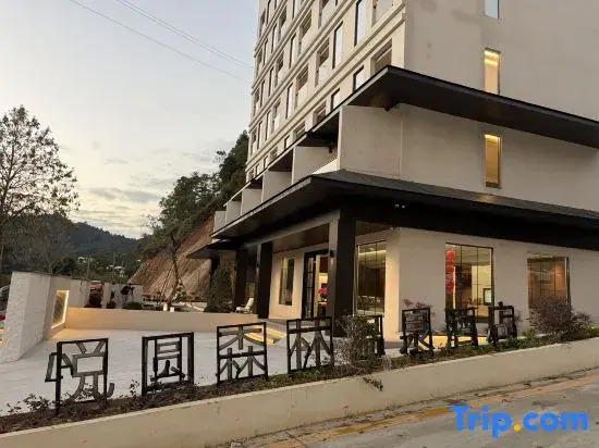 Jiuheyueyuan Wenquan Forest Resort Hotel