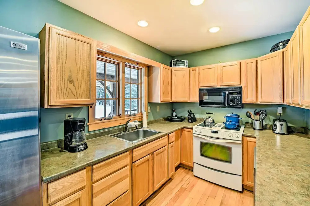 West Dover Home w/ Deck ~ 2 Mi to Mount Snow
