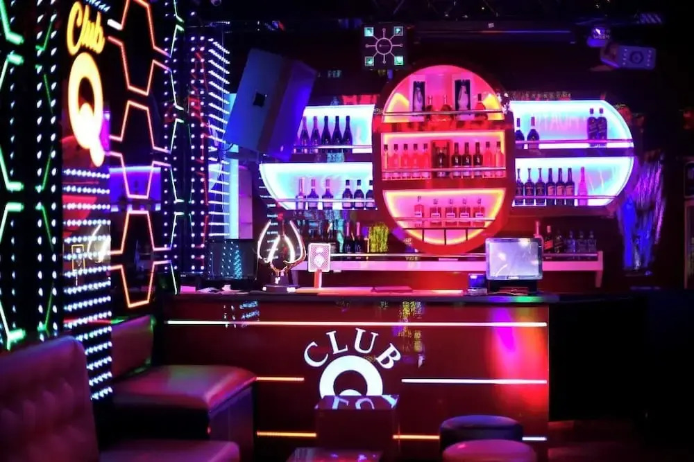 Q Nuts Lounge And Suites