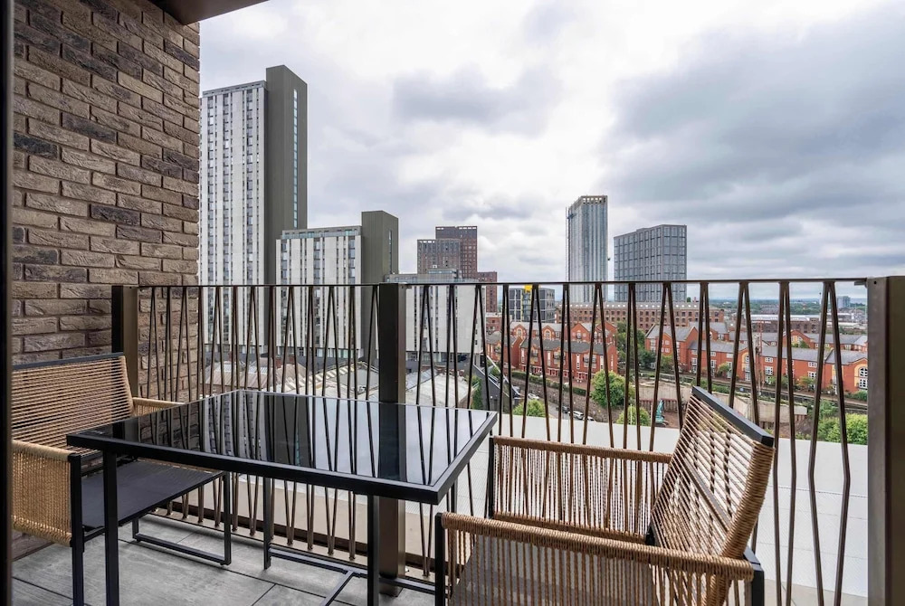 Cottonopolis Suite With 1 Bedrooms and 1 Bathrooms