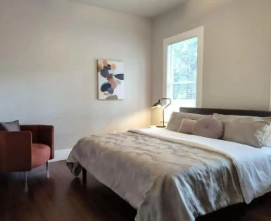 Chic Downtown Farmhouse With Garden and BBQ Grill