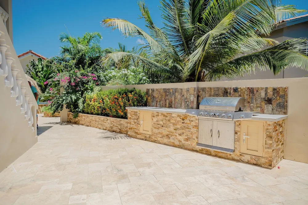 Spacious 4-bedroom Apartment 2 km From Eagle Beach - Dream Suites Aruba