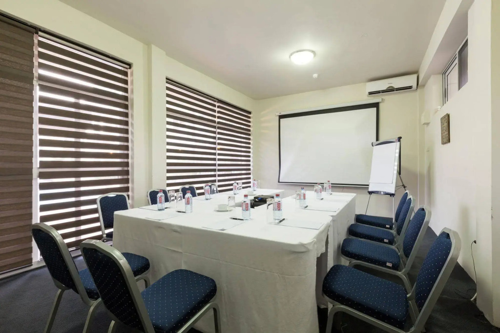 Eagles Apartments, Airport Residential