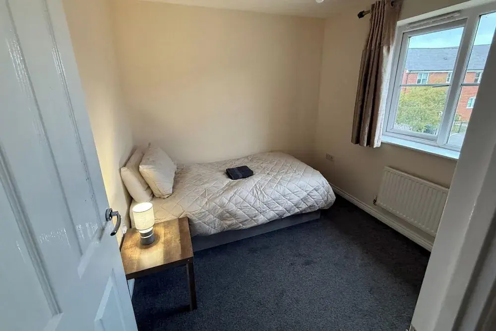 4 Bedroom House Sleeps 8 - Free Parking - Garden