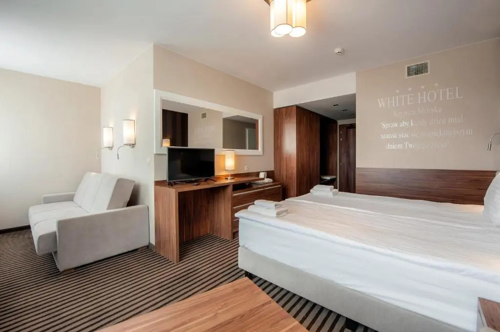 Hotel White