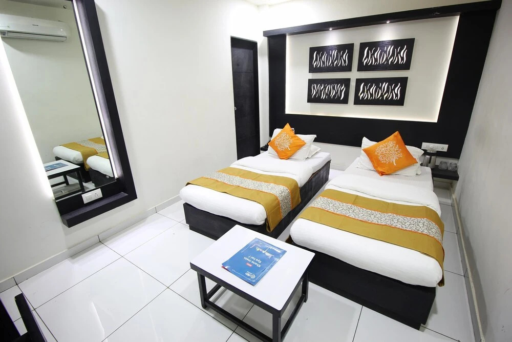 OYO 1319 Hotel Paramount Inn