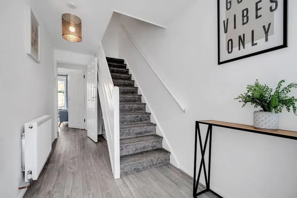 Charming 4 Bedroom Town House in Romford With City Views