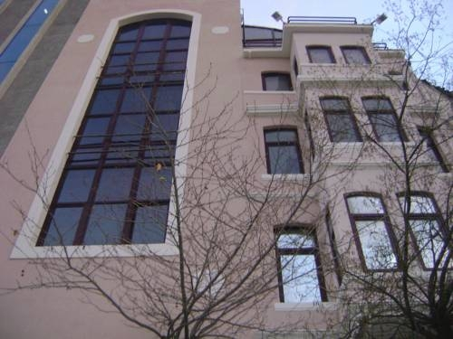 10 Suites Hotel