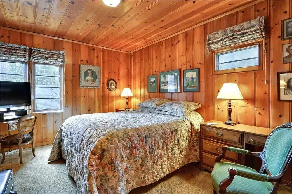 Twin Top Lakefront 6 Br Cabin by RedAwning