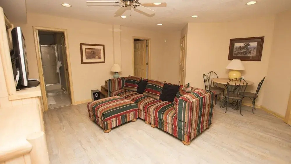 Sound Escape - 6 Br Home