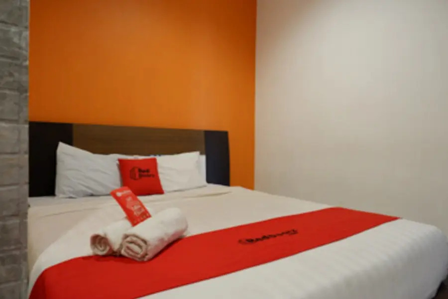 RedDoorz Plus near Ciputra Mall Simpang Lima 2