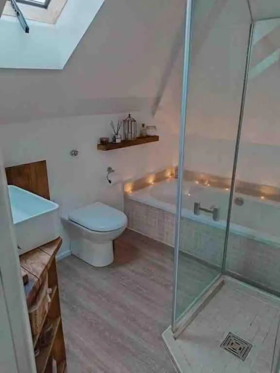 Luxury 3 Bedroom Penthouse w Massive Roof Terrace