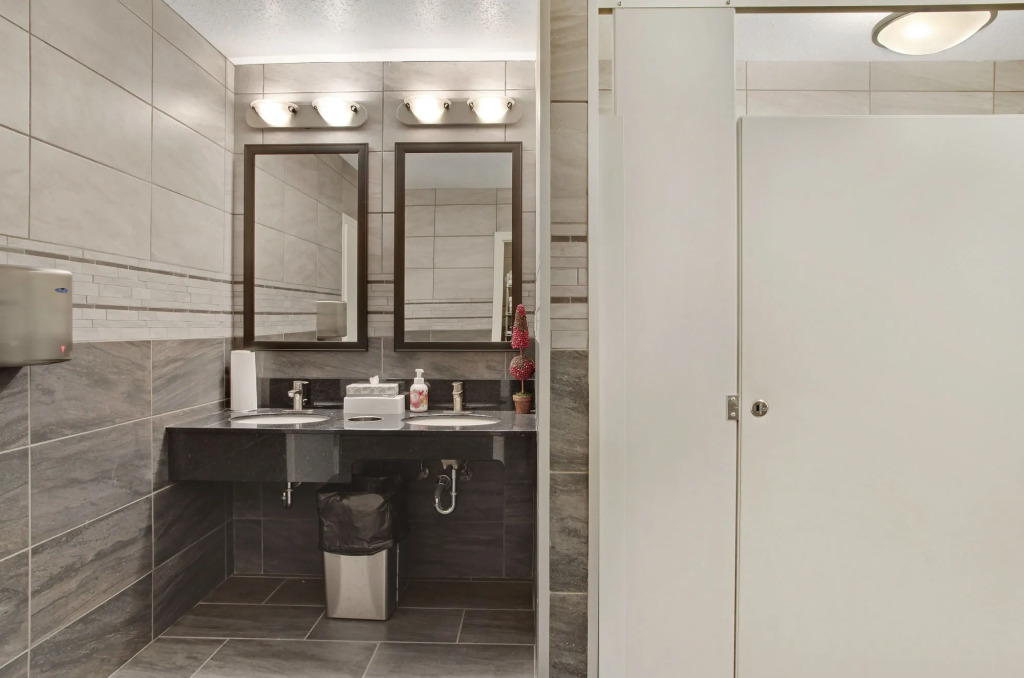 Guest House Inn & Suites