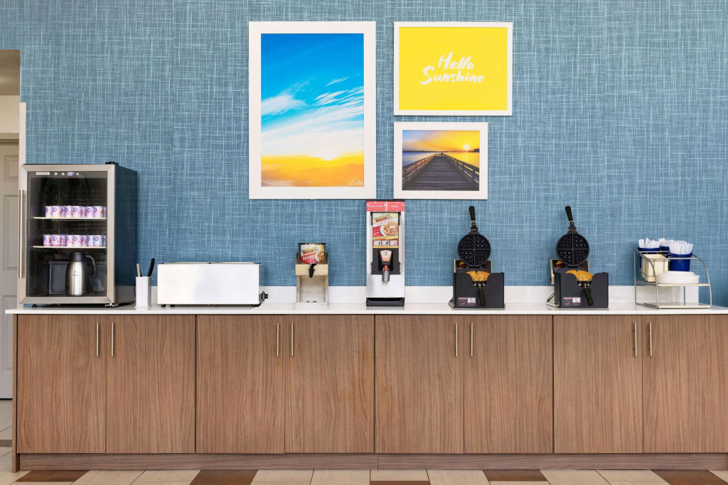 Days Inn & Suites by Wyndham Savannah Midtown