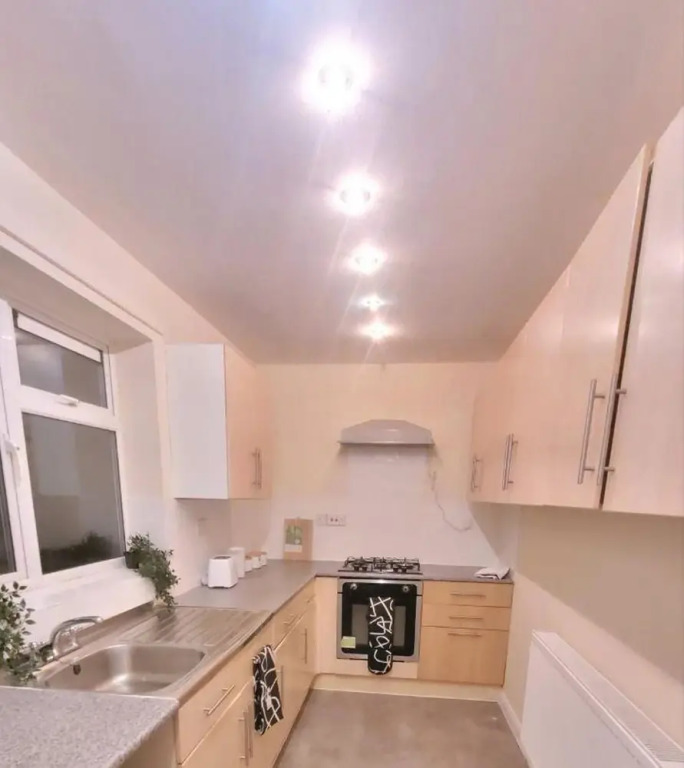Warrington - House - Sleeps 6 - Parking - Garden