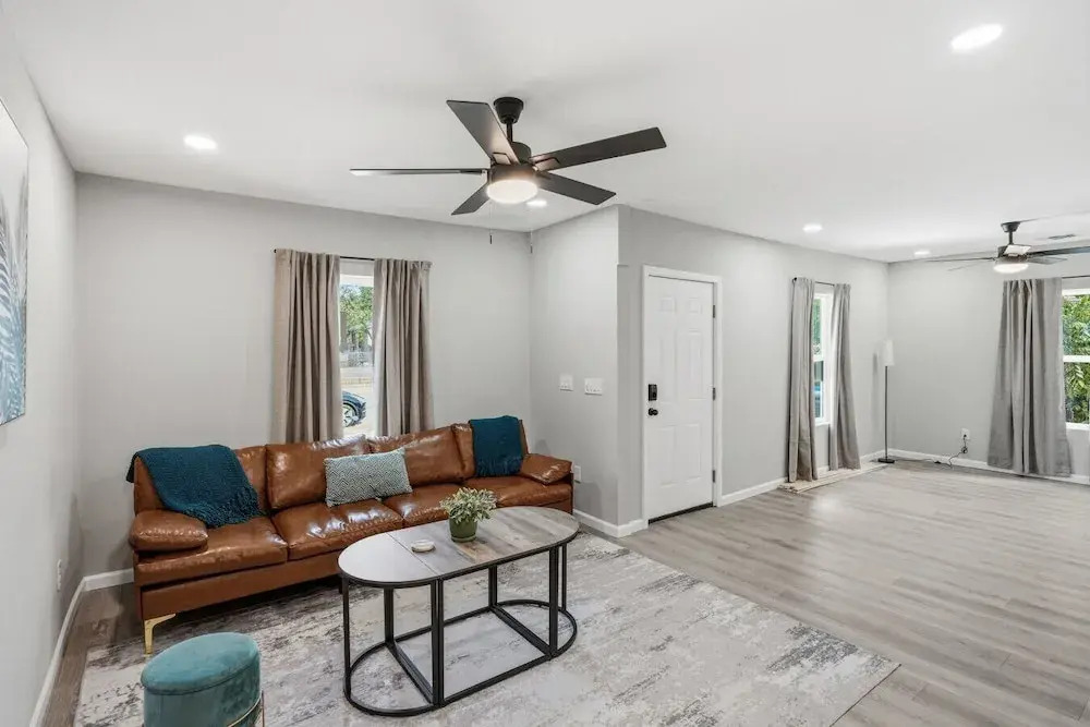 Spacious 4BR Haven Perfect for Groups Near DT