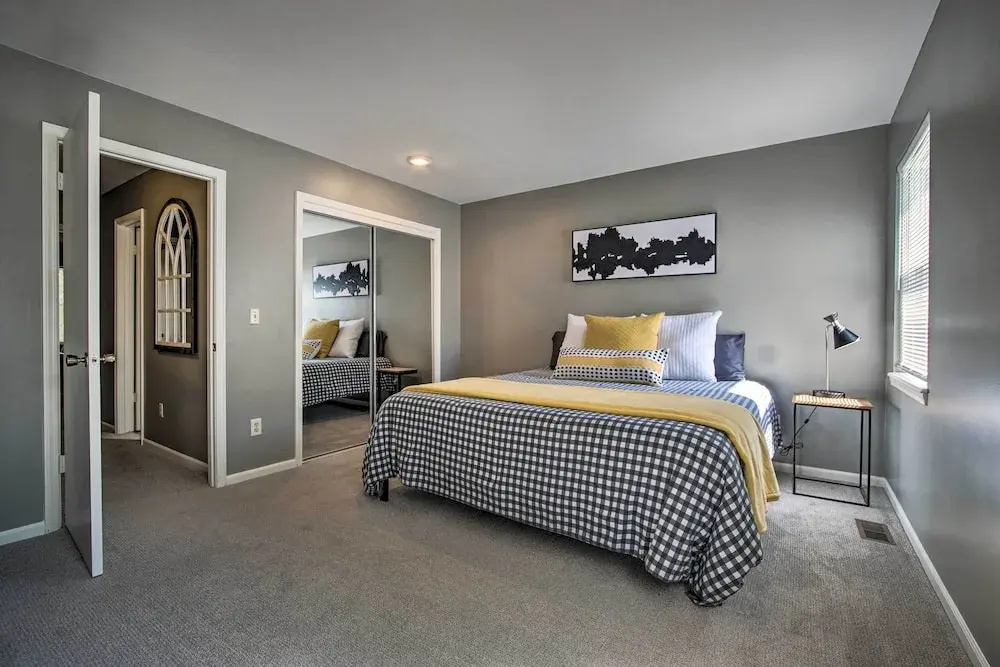 Modern Townhome w/ Fireplace: Near Stoll Park