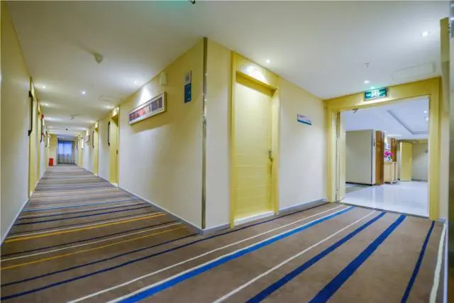 City Comfort Inn Chongqing Yangjiaping Walking Street Light Rail Station