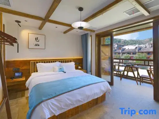 Phoenix Ancient City Mountain Ye River View Homestay